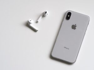 airpods apple device cellphone 788946 300x225 - airpods-apple-device-cellphone-788946